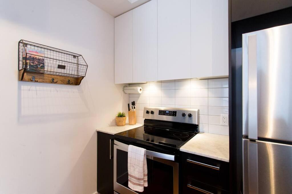 Sleek Condo In The Heart Of Little Italy By Den Stays モントリオール エクステリア 写真