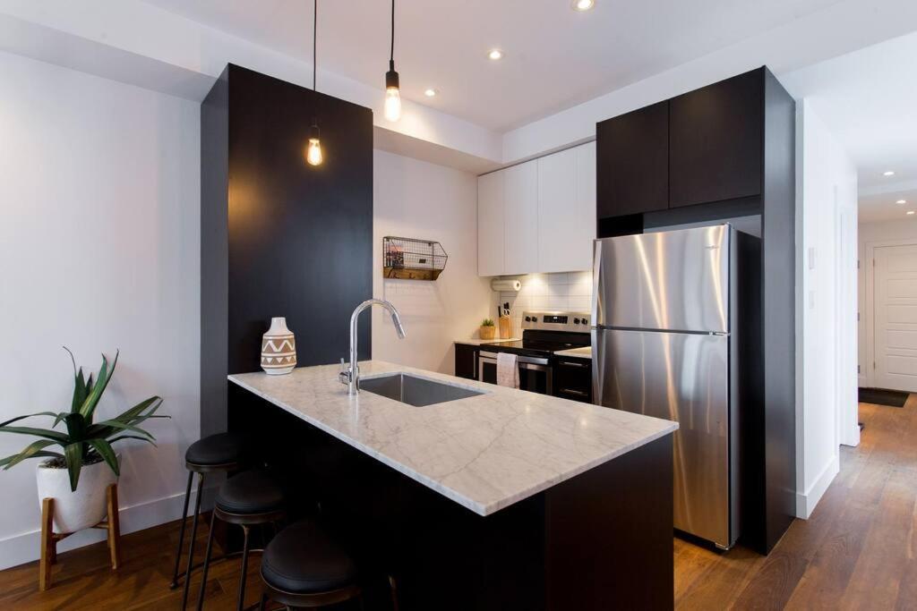 Sleek Condo In The Heart Of Little Italy By Den Stays モントリオール エクステリア 写真
