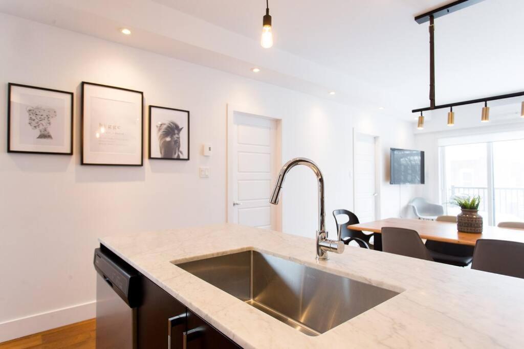 Sleek Condo In The Heart Of Little Italy By Den Stays モントリオール エクステリア 写真